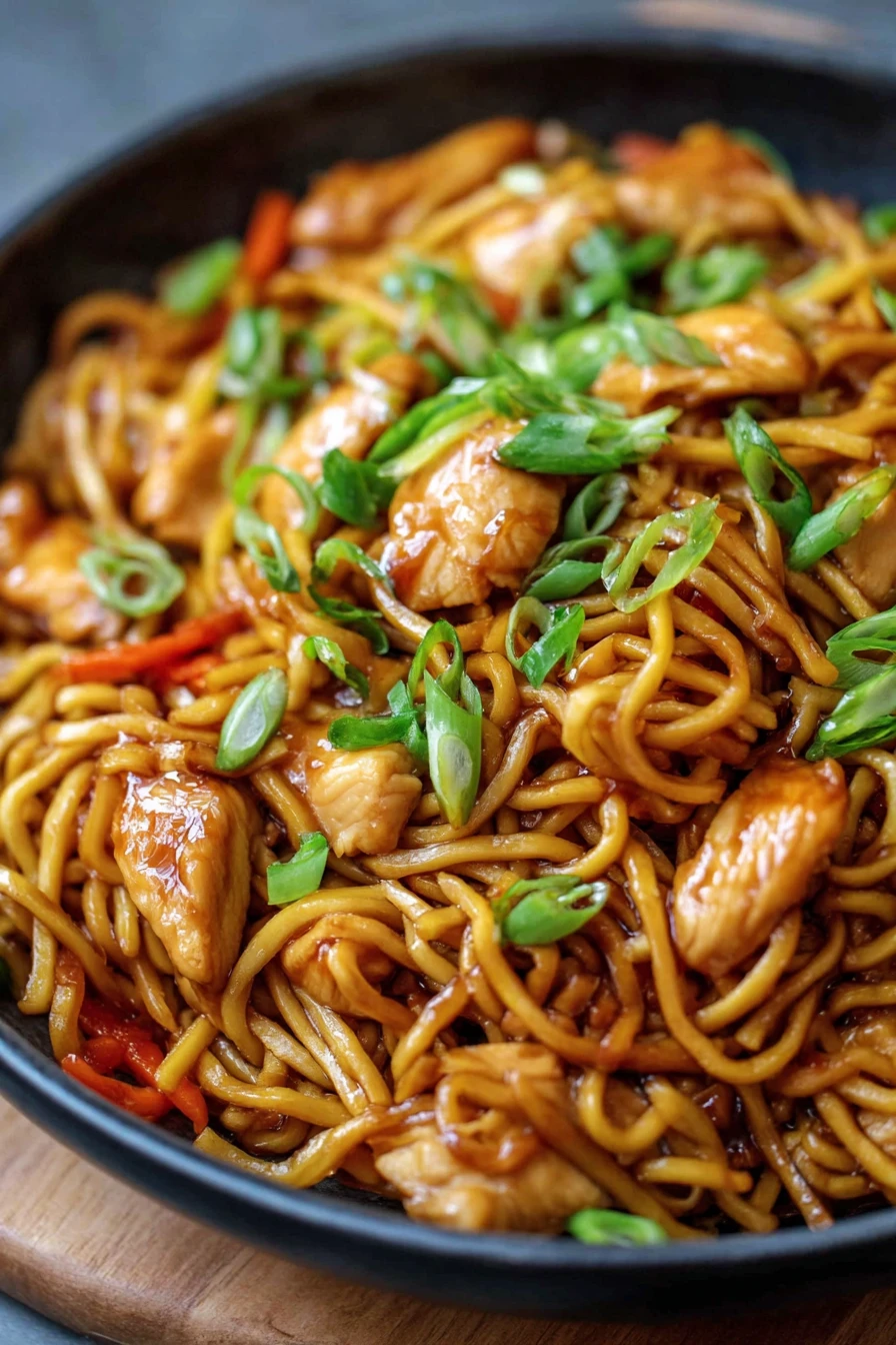 chicken chow mein, savory sauce, flavorful noodles, delicious, Asian cuisine