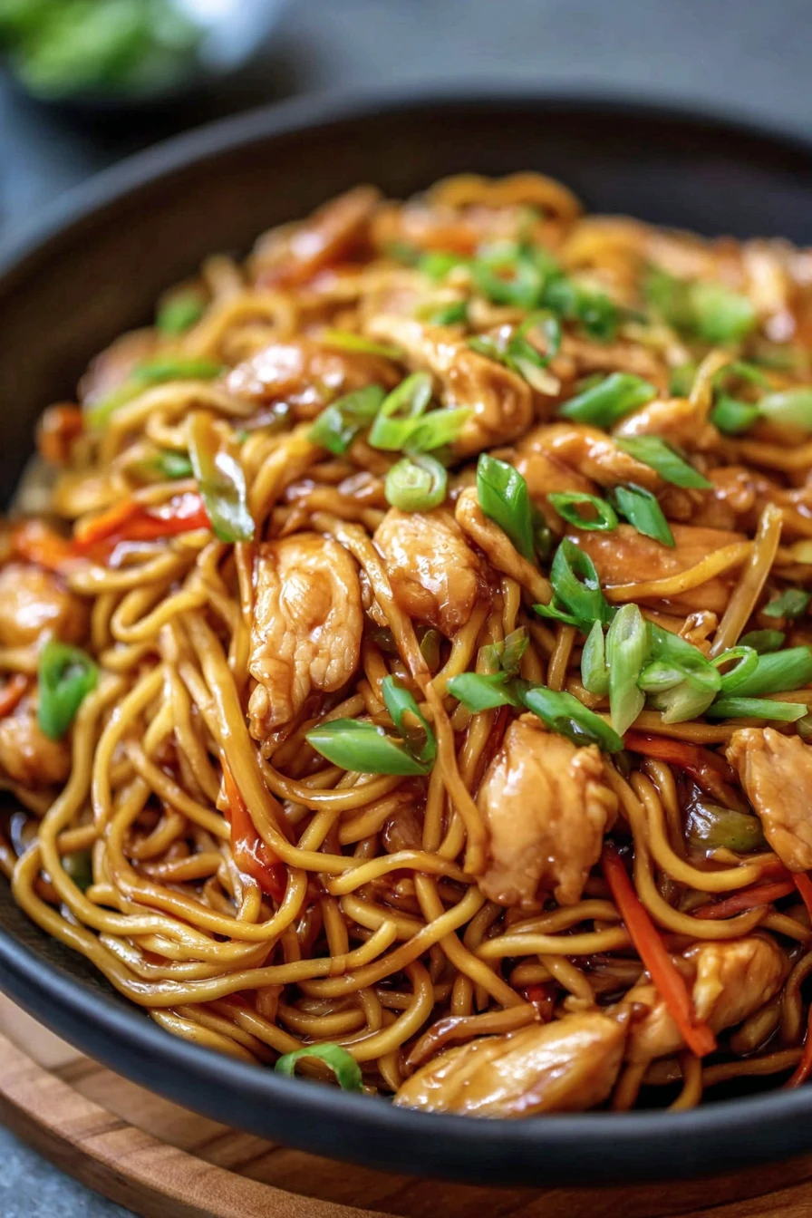chicken chow mein, savory sauce, flavorful noodles, delicious, Asian cuisine