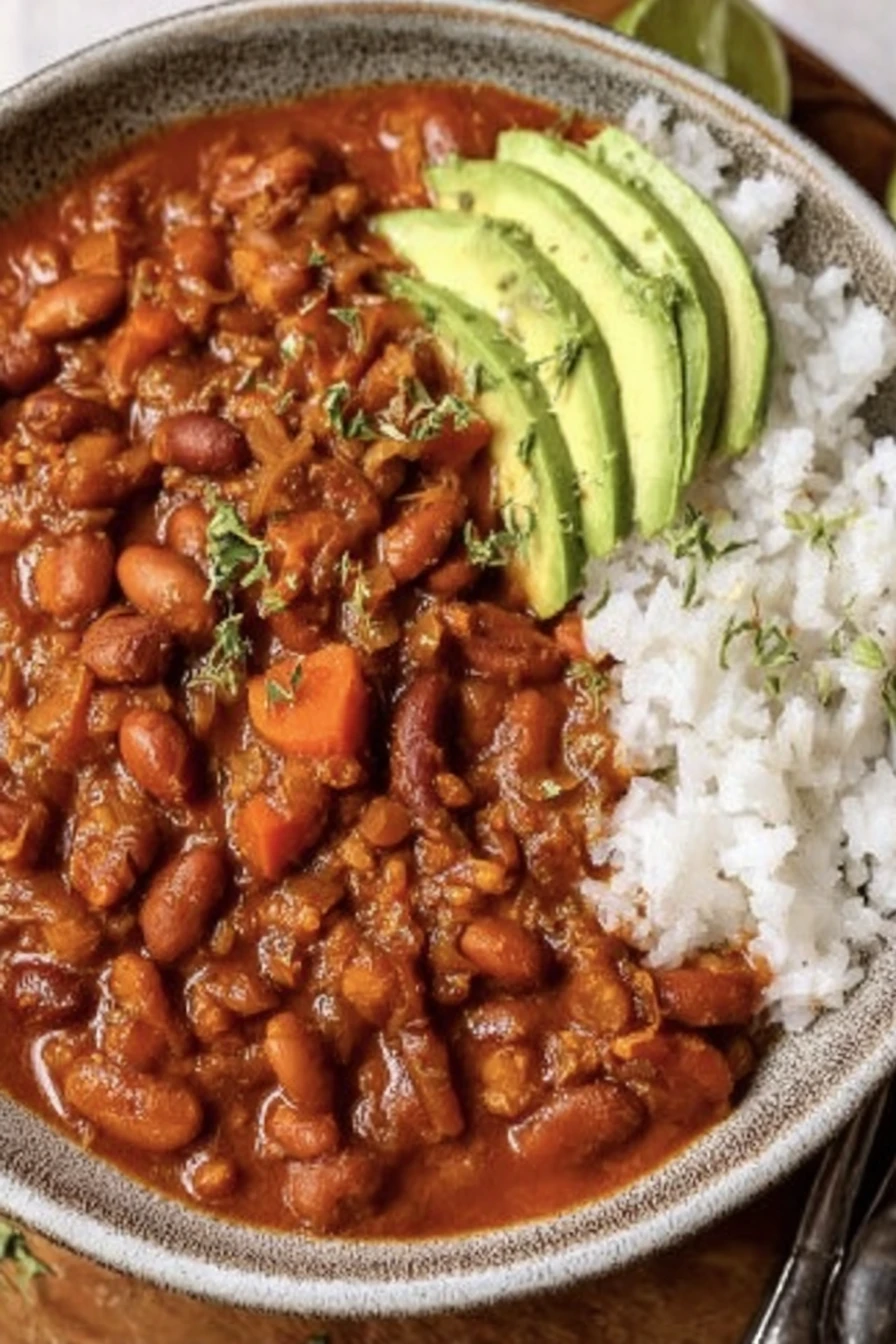 vegan chili, hearty, spicy, plant-based, nutritious, flavorful, comforting, meatless